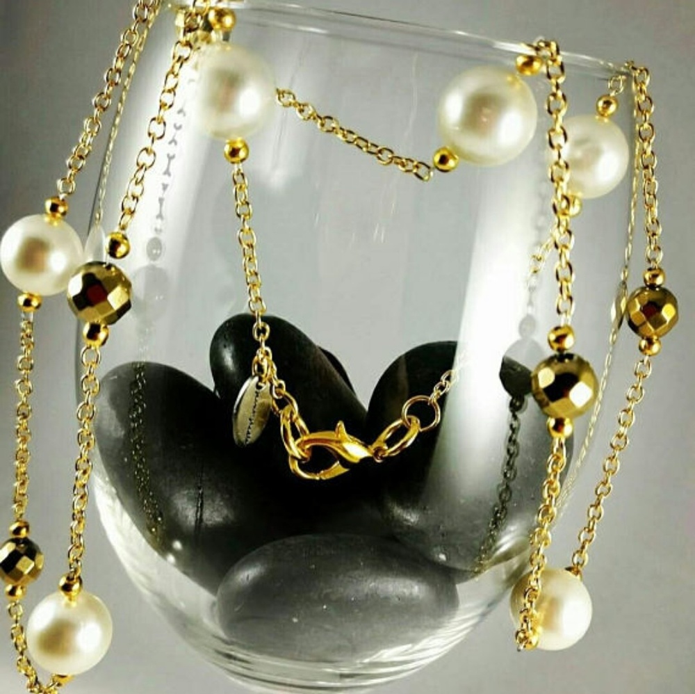 Handmade: mother of pearl & hematite gem necklace